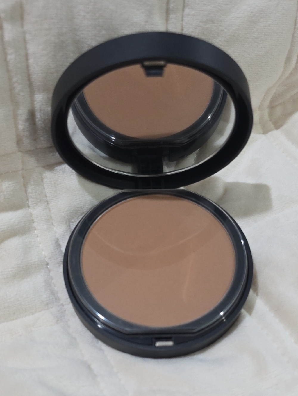 bareMinerals BAREPRO Powder Foundation Oak 20 - Warm Tan - Picture 2 of 3